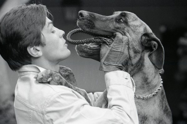 Alain Delon jouant avec son chien