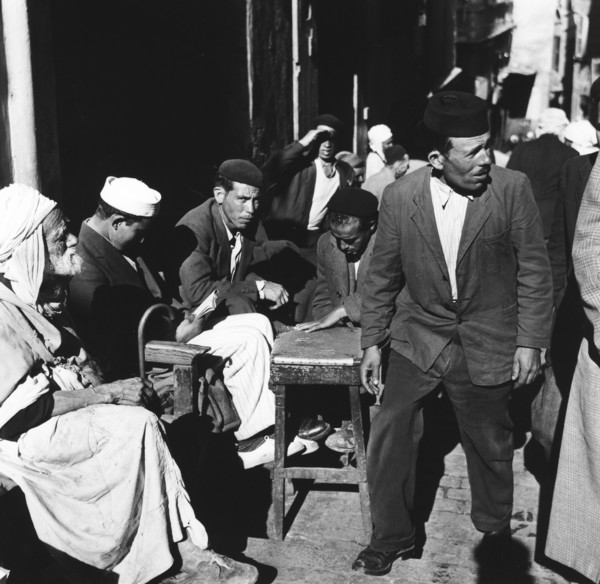 Scène de la vie quotidienne dans les rues d'Alger