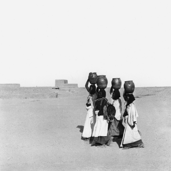 Porteuses d'eau près d'Agadès, au Niger