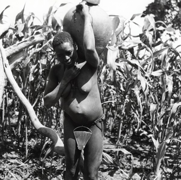 Femme Matakam effectuant des travaux agricoles, dans le nord du Cameroun