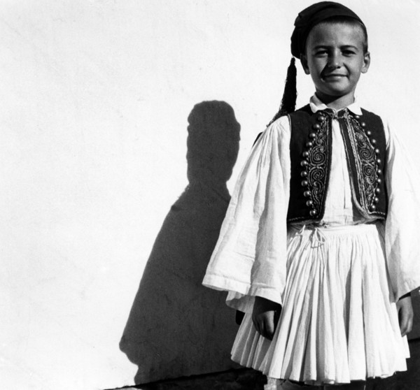 Enfant portant le costume nationale à Athènes, en Grèce