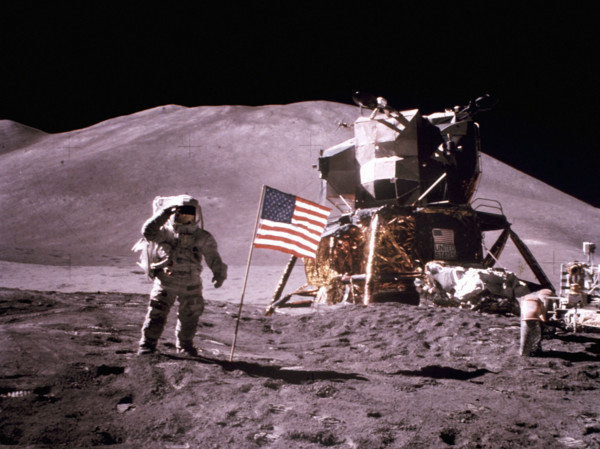James Irwin faisant le salut militaire devant le drapeau américain, 1971