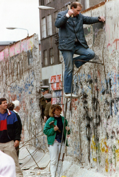 Collecte de souvenirs sur le Mur de Berlin