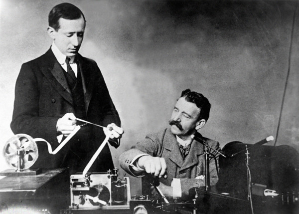Guglielmo Marconi et Kemp, son assistant