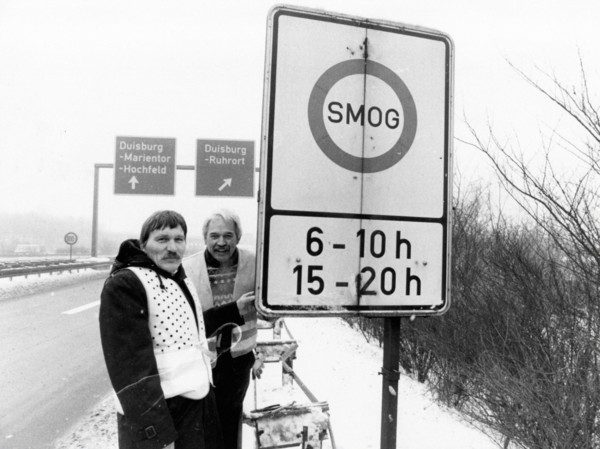 Installation d'un panneau d'interdiction de circulation en raison du smog