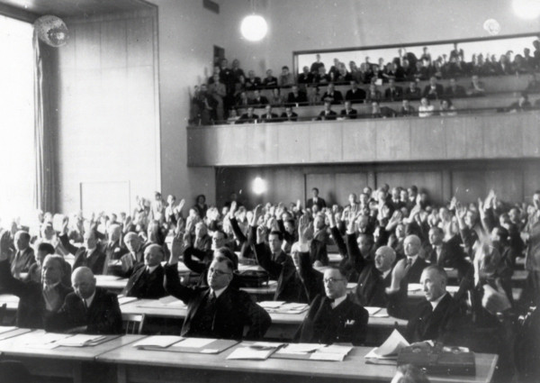 Première session du Conseil Parlementaire