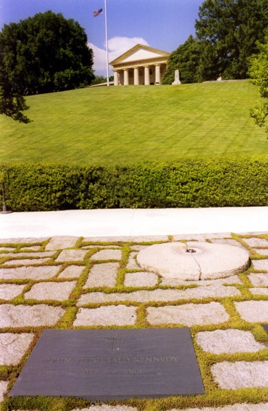 John F. Kennedy, sa tombe au cimetière d'Arlington.