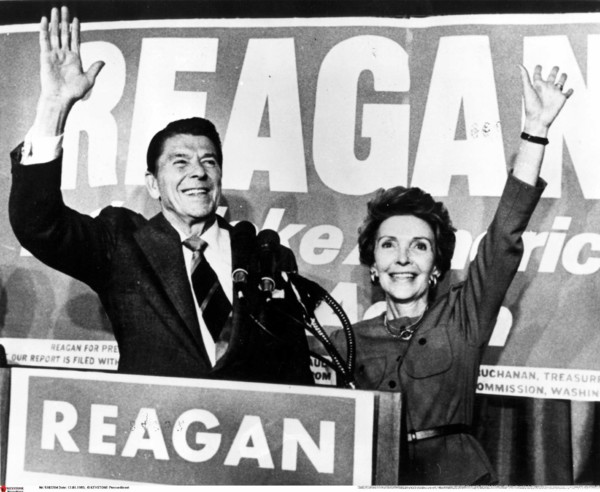 Ronald Reagan et son épouse Nancy après la victoire aux élections présidentielles (1980)