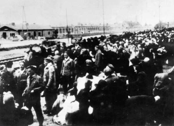 Détenus juifs débarqués à la gare du camp de concentration d'Auschwitz-Birkenau