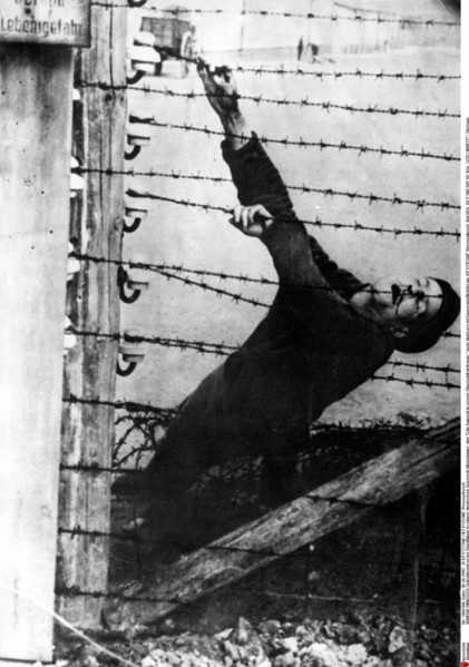 Suicide d'un prisonnier dans un un camp de concentration nazi