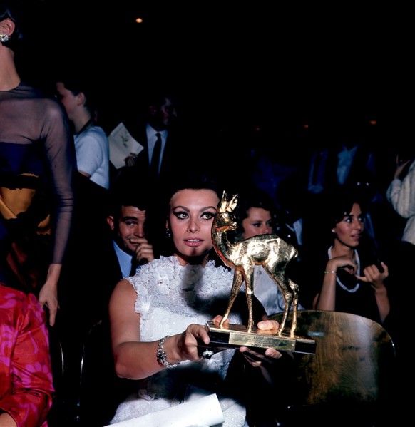Sophia LOREN with a golden Bambi, Munich 1965