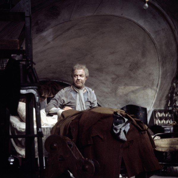 Heinz RÜHMANN plays in the theater