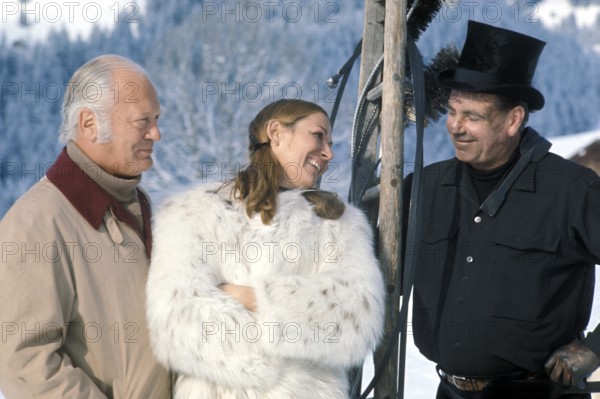 Curd JÜRGENS with his wife SIMONE on a skiing holiday in 1971
