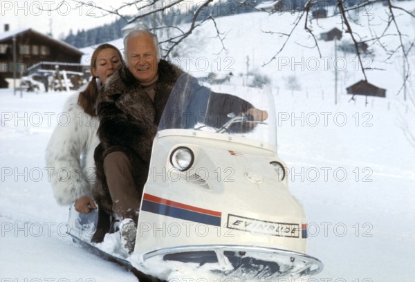 Curd JÜRGENS with his wife SIMONE on a skiing holiday in 1971