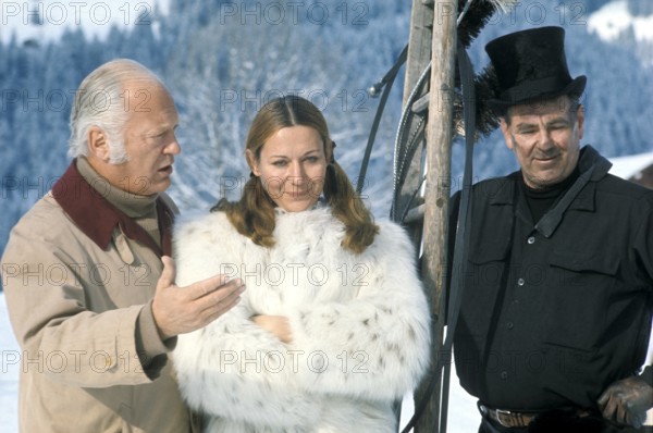 Curd JÜRGENS with his wife SIMONE on a skiing holiday in 1971