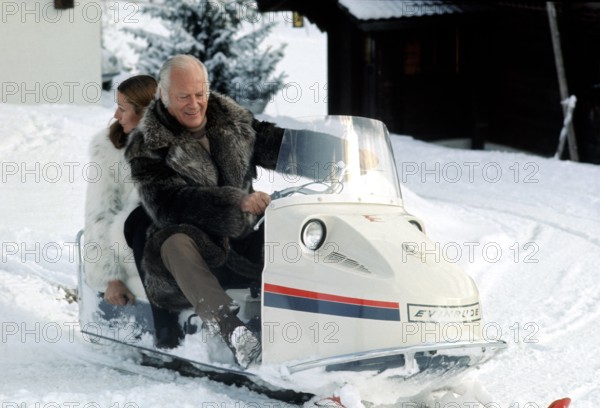 Curd JÜRGENS with his wife SIMONE on a skiing holiday in 1971