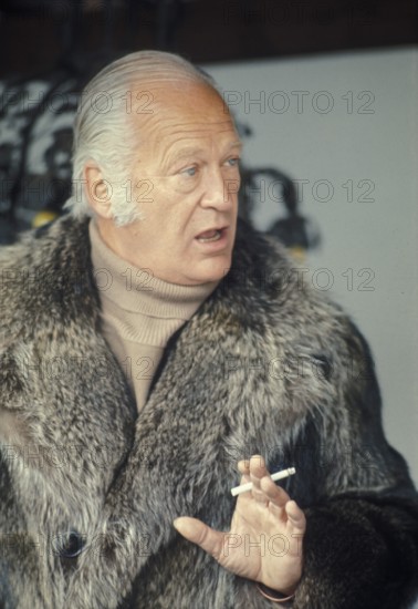 Curd JÜRGENS on a skiing holiday in 1971