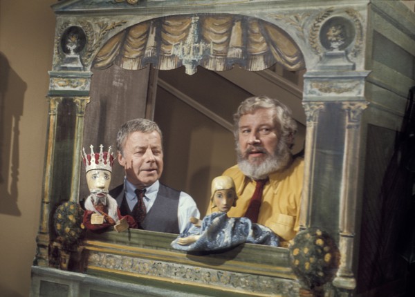 Heinz RÜHMANN and Peter USTINOV at the Punch and Judy show, 1976