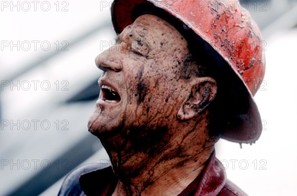 John WAYNE, portrait with hard hat in 'The Undaunted', 1968