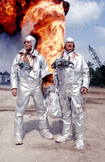 John WAYNE in 'The Undaunted', burning oil well, 1968