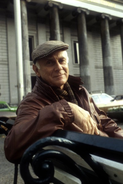 LORIOT with a hat on a bench