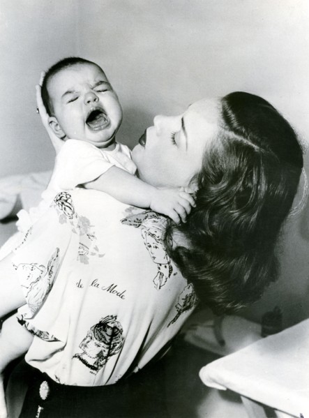 Judy GARLAND with Liza MINNELLI as a baby, 1947