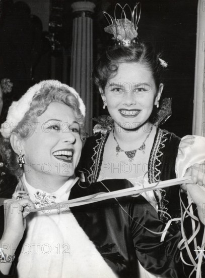 Marika RÖKK with daughter Gabriele at the children's carnival, 1954