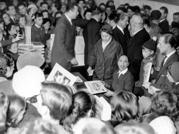 Josephine BAKER during an autograph session, Frankfurt am Main 1957