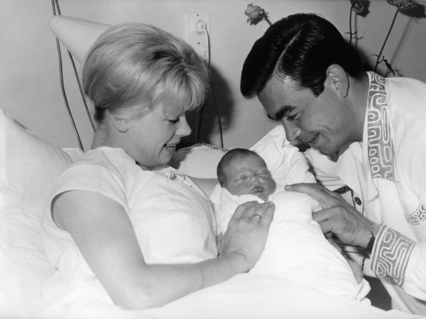 Claus BIEDERSTAEDT with his wife and their son, 1961