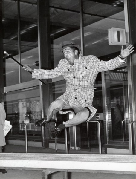 Sammy DAVIS Jr. with hat, coat and stick, jumping