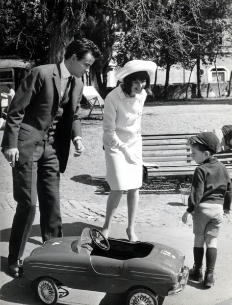 Horst BUCHHOLZ and Myriam BRU playing with their son, 1965