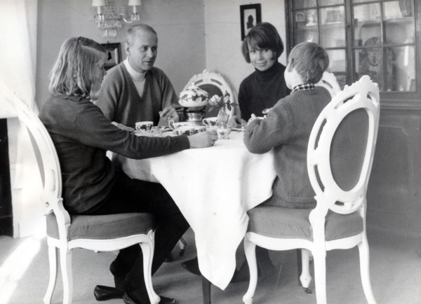 LORIOT with his family at the dining table, Ammerland 1966
