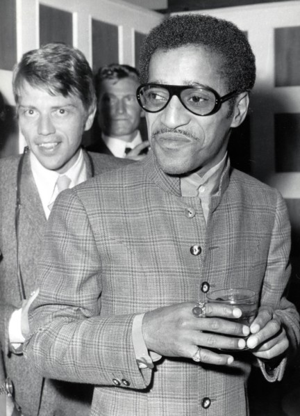 Sammy DAVIS Jr. with drinking glass 1968