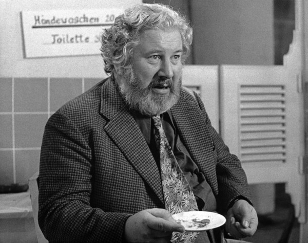 Peter USTINOV during a television appearance, 1975