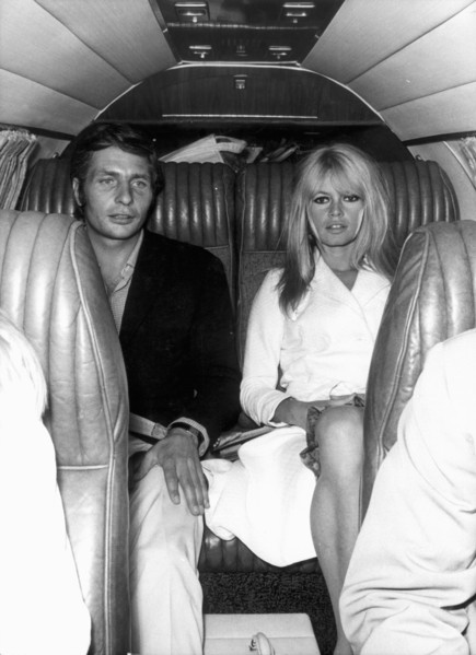 Gunter SACHS and Brigitte BARDOT on a plane, 1966