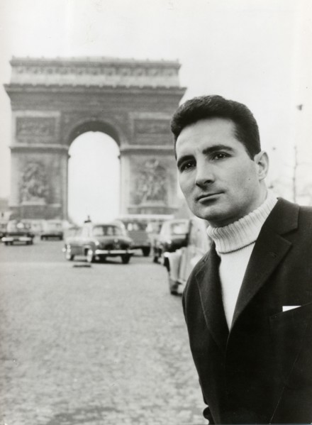 Freddy QUINN in front of the Arc de Triomphe, Paris