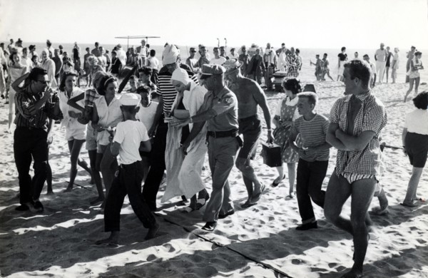 Marilyn MONROE with autograph hunters