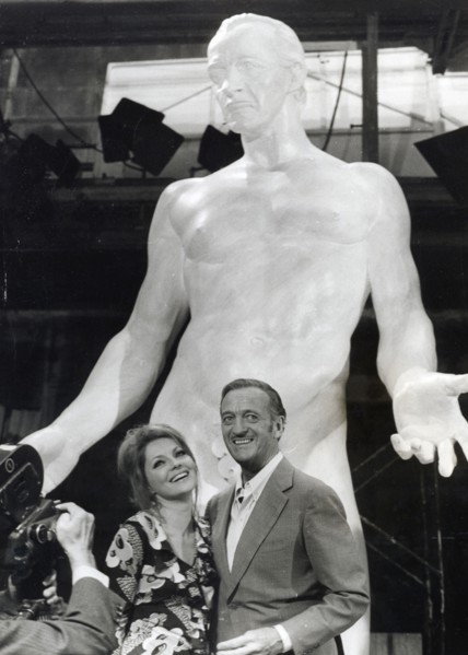 David NIVEN in front of the 5 meter high statue of himself