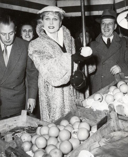 Marika RÖKK at the weekly market in Bonn in 1951