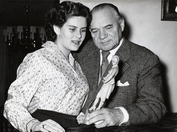 Georg JACOBY with daughter Gaby and a sculpture by Marika RÖKK