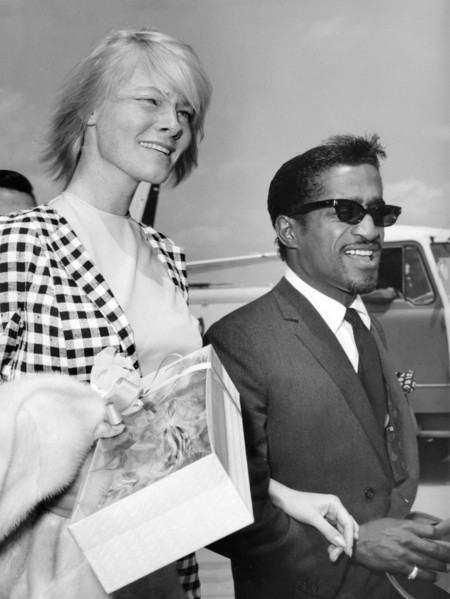 Sammy DAVIS Jr. with wife May BRITT, 1962