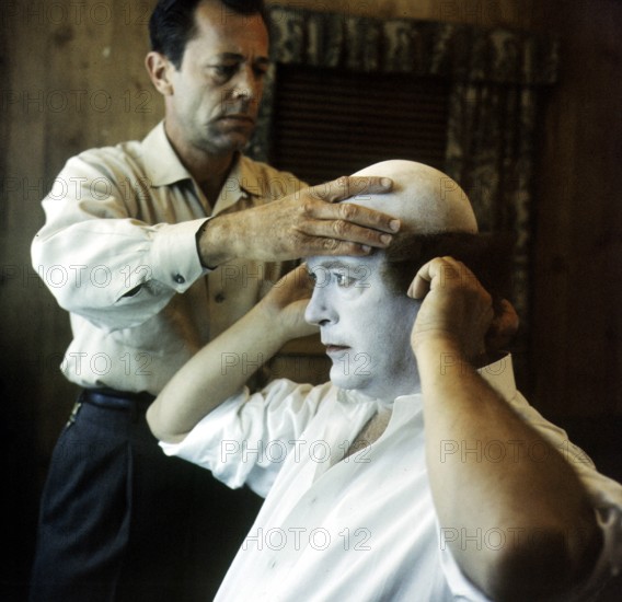 Curd JÜRGENS as a clown in 'The Blue Angel', is made up