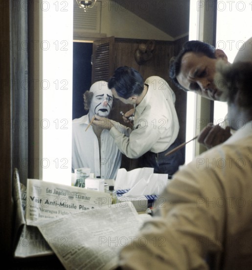 Curd JÜRGENS as a clown in 'The Blue Angel', made up in front of the mirror