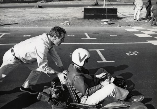 Paul NEWMAN and Dennis HOPPER on a go-kart track