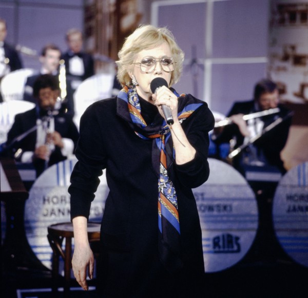 Hildegard KNEF performing, around the 1980s