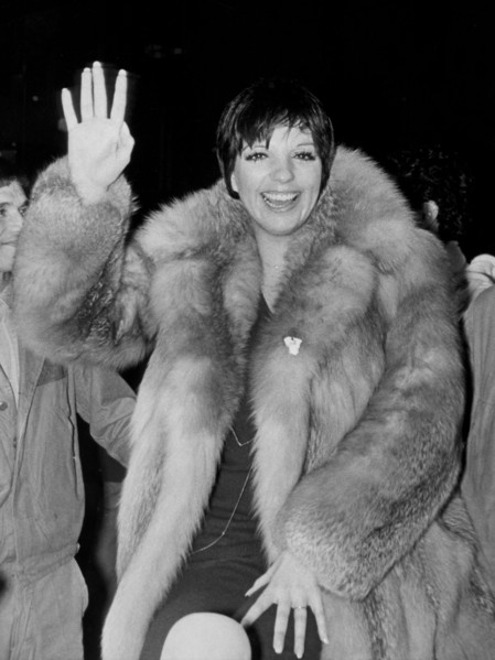 Liza MINNELLI in a fur coat, Roissy-Charles de Gaulle Airport Paris 1975