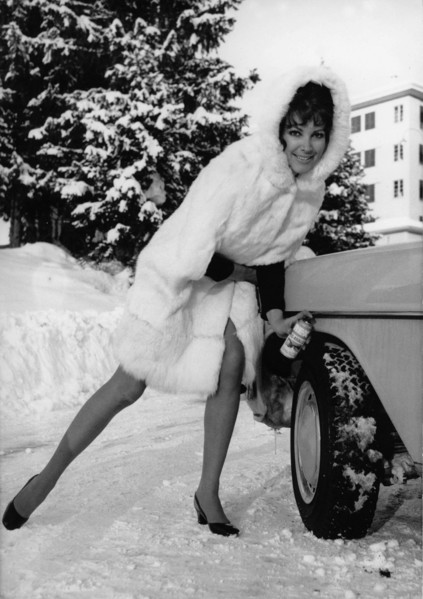 Petra SCHÜRMANN demonstrates the 'Ice Claw' spray can