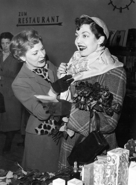 Gisela TROWE and Diane HART, 1952