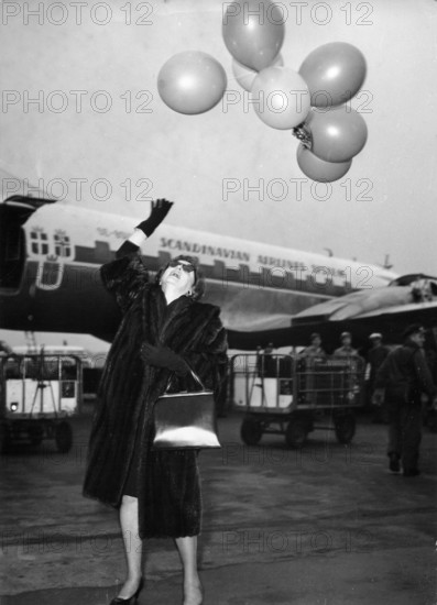 Zahrah LEANDER raffles off holiday stays, 1959