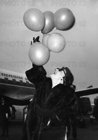 Zahrah LEANDER raffles off holiday stays, 1959